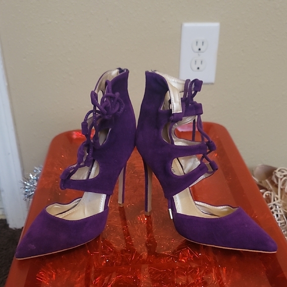 Unique Point Toe Heels - Picture 2 of 8